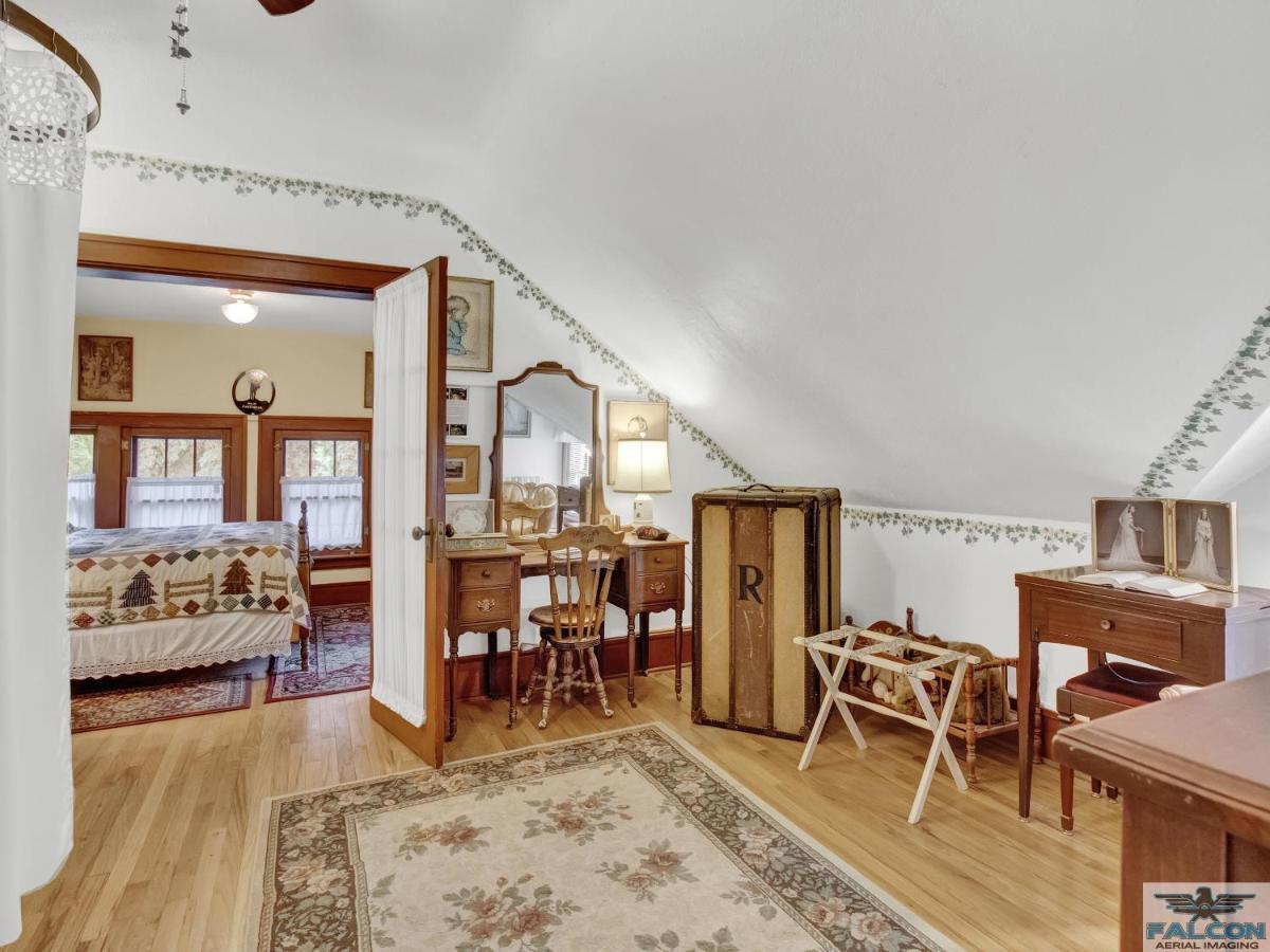 Robins Nest Bed & Breakfast Cody Esterno foto
